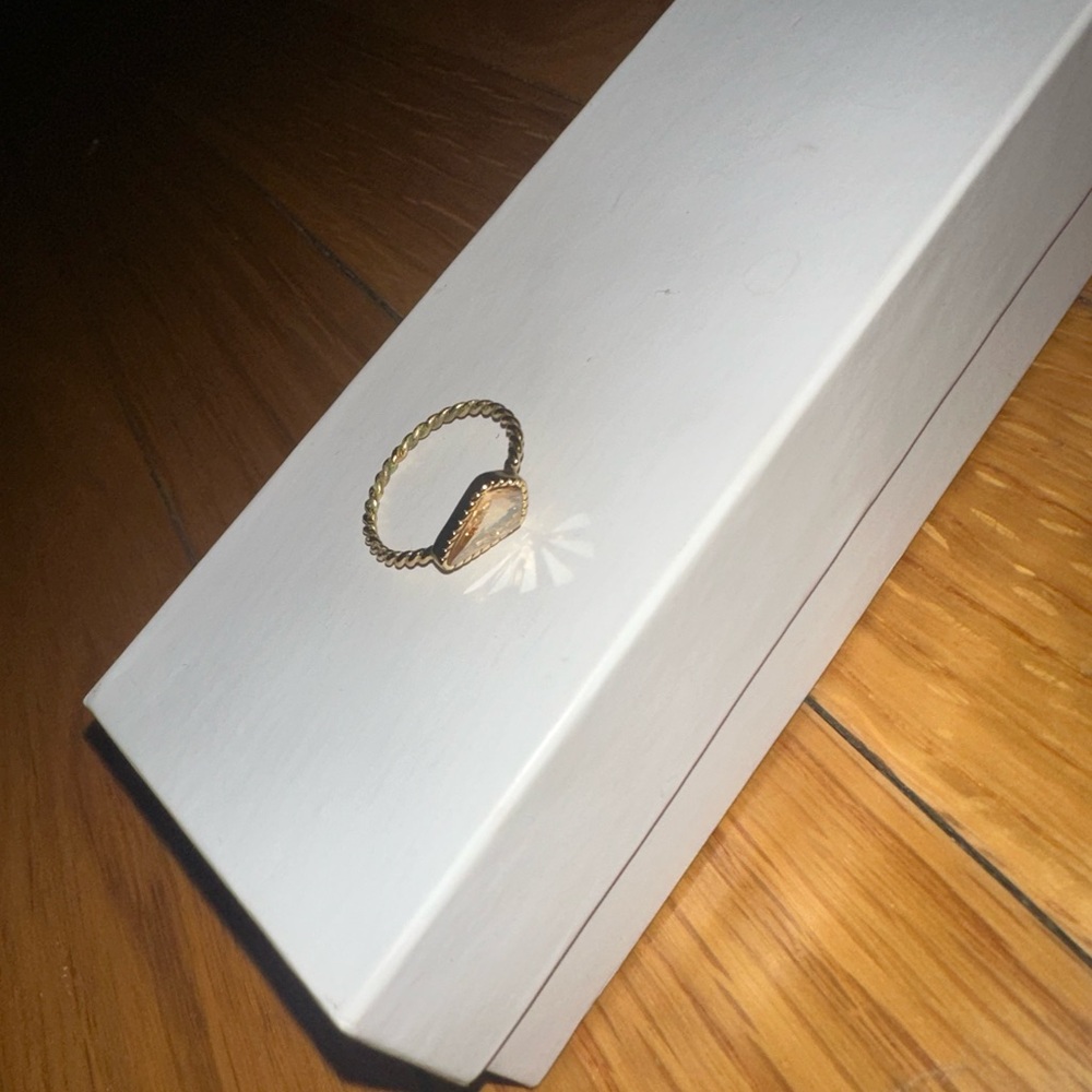 Elegant Gold Ring with Twisted Band